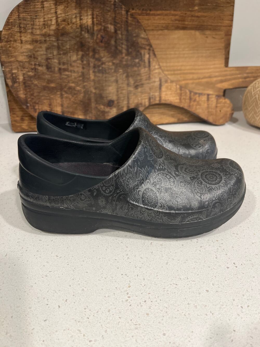 Crocs women’s size 8 Felicity clogs shoes